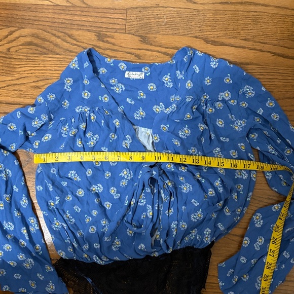 Free People Forties Feels Blue Floral Print Top Bell Sleeve Bodysuit Boho - Picture 15 of 15